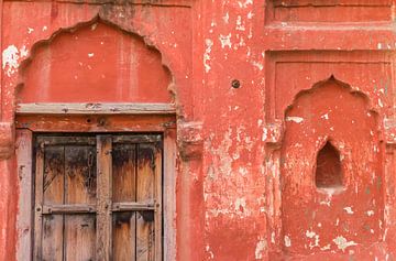 Arches dans le mur d'une vieille maison à Khajuraho sur Marc Venema