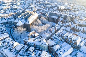 Der Marktplatz in der Innenstadt von Zwolle bei einem kalten Winter-Sonnenaufgang