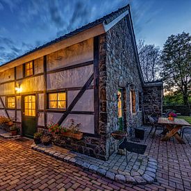 Photo du soir d'une maison à colombages dans le sud du Limbourg sur John Kreukniet