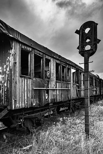 Verlaten spooktrein op een oude spoorlijn