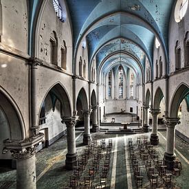 Urbex kleurrijke verlaten kerk met stoeltjes van Dyon Koning