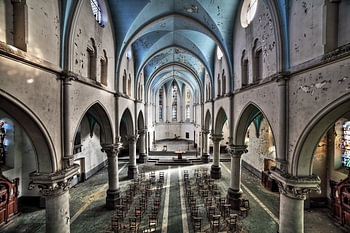 Urbex : église abandonnée colorée avec des chaises
