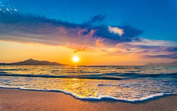 Scène d'aube sur la plage avec une vague d'eau de mer sur le sable sur Alex Winter