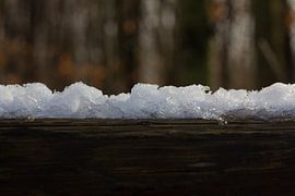 Sneeuw op hout von Arno Photo