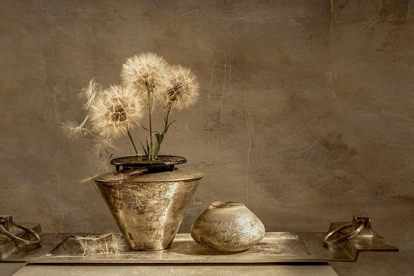 Stilleven met pluizenbollen. van Alie Ekkelenkamp