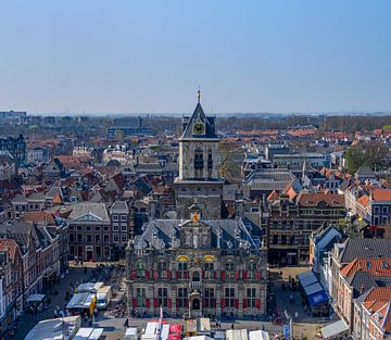 Zicht op Markt en stadhuis van Delft van Foto Amsterdam/ Peter Bartelings