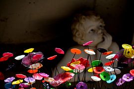 Angel with coloured flowers by Greetje Dijkstra