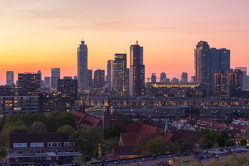 De skyline van Rotterdam tijdens zonsondergang met zicht op de Wilhelminapier