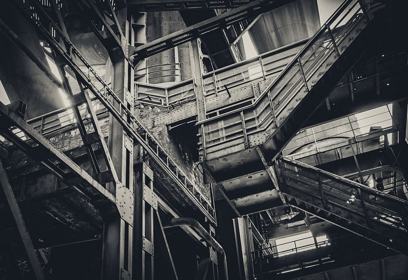 Treppen Labyrinth im Stahl Gerüst der Zeche in Duisburg von Jakob Baranowski - Photography - Video - Photoshop