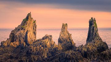 Zonsopkomst bij Playa Gueirua, Asturië, Spanje van Henk Meijer Photography