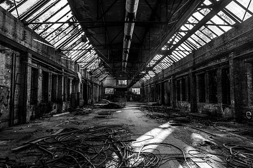 Hall d'usine Urbex en noir et blanc