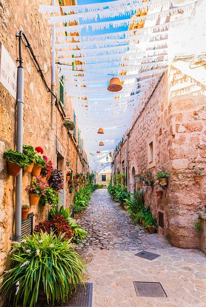 Oud mediterraan dorp Valldemossa met idyllische straatjes, Mallorca Spanje van Alex Winter