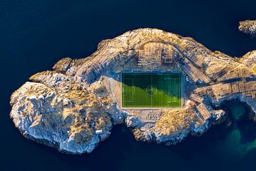 Voetbalpaleis in Henningsvær op de Lofoten van Dieter Meyrl