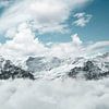 Bergen Mönch en Jungfrau bedekt met witte wolken van Besa Art