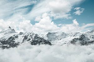 Les montagnes Mönch et Jungfrau couvertes de nuages blancs