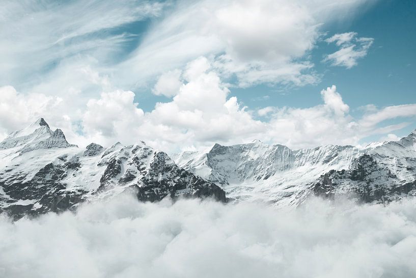 Mit weißen Wolken bedeckten Berge Mönch und Jungfrau von Besa Art