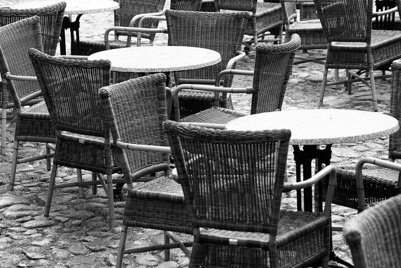 De tafels kunnen gedekt worden. by Jan Mulder