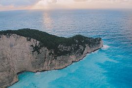 Schiffswrack Strand Zakynthos mit Sonnenuntergang, vom Ufer aus gesehen von Lizet Wesselman
