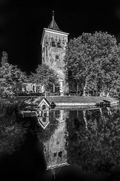 Het kerkje van het Friese dorpje Oosterend  in het avondlicht
