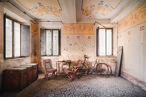 Spullen in Verlaten Kamer. van Roman Robroek - Foto's van Verlaten Gebouwen