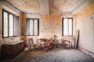 Spullen in Verlaten Kamer. van Roman Robroek - Foto's van Verlaten Gebouwen