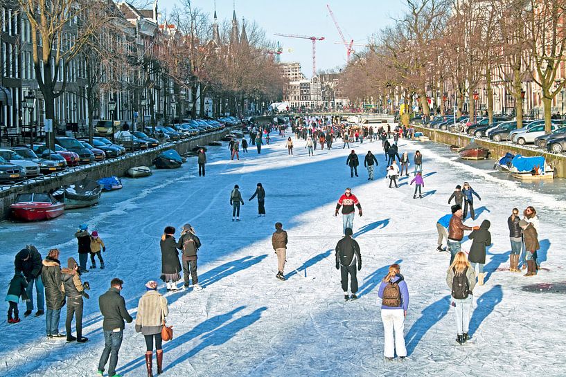 IJspret op de grachten in Amsterdam Nederland in de winter von Eye on You