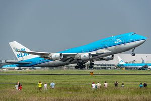 Queen of the skies! Een Boeing 747-400 van de KLM, de City of Lima (PH-BFL) stijgt op van de Aalsmee van Jaap van den Berg