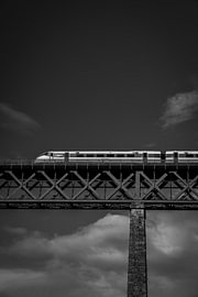 Zug auf einer alten Brücke in South Queensferry, Schottland. Schwarz-Weiß-Foto.