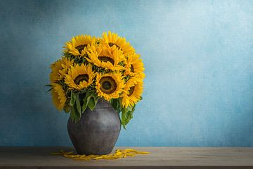 Stilleben mit Sonnenblumen von John van de Gazelle fotografie