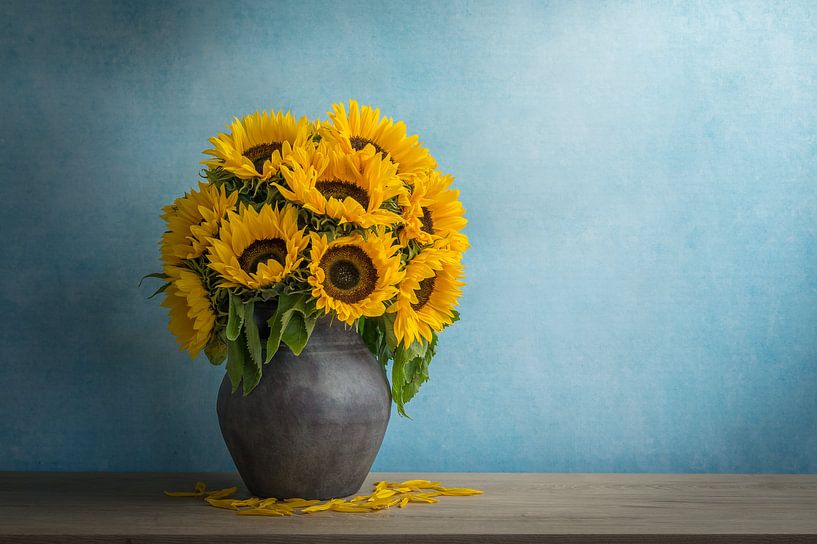 Stilleben mit Sonnenblumen von John van de Gazelle fotografie