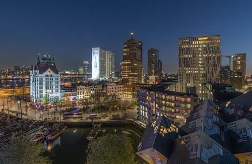 The night view of the White House en Cube Houses in Rotterdam by MS Fotografie | Marc van der Stelt