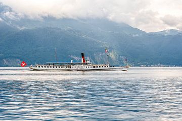 El vapor La Suisse navega por el lago Lemán (Suiza) van Carlos Charlez