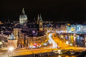 Amsterdam in de avond van Hanno de Vries