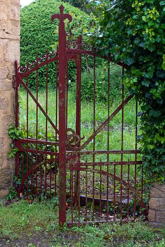 Toscane , oud, rood sierlijk toegangshek