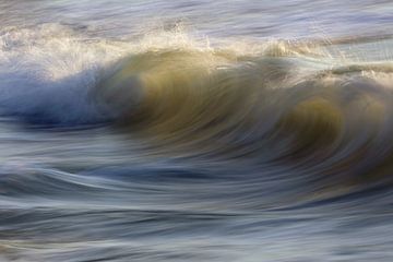 An incoming wave by Ronald Pol