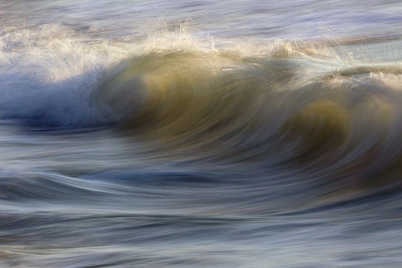 An incoming wave by Ronald Pol