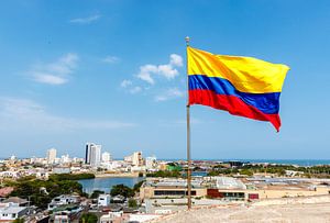 Colombiaanse vlag in de wind op het Castillo San Felipe de Barajas fort met de stad Cartagena de las