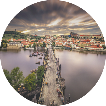 De bekende Karelsbrug in Praag van boven van Dennis Donders