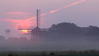 Molen tijdens zonsopkomst.