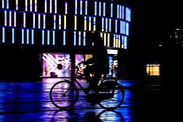 Farbenfrohes Fahrrad bei Nacht von Mark Damhuis