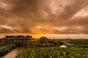 Zonsopkomst in het Friese landschap von Richard van der Zwan