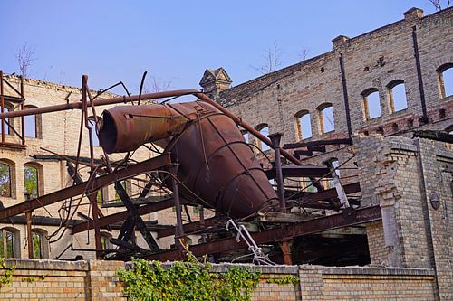 Afbraak van cycloonfilter in de oude graanschuur van Böllberger Mühle in Halle