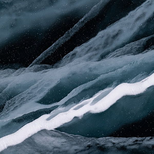 Formes et lignes abstraites dans la glace du lac Baïkal par Michèle Huge