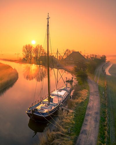 Boot in kanaal bij mistige zonsopkomst
