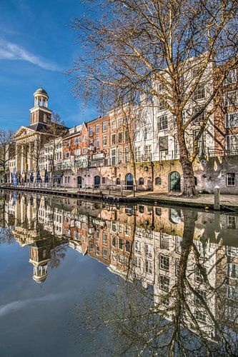 Gracht Utrecht in het vroege ochtendlicht