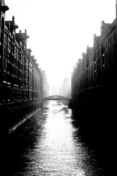 Fleet am Morgen, in der Speicherstadt von Norbert Sülzner