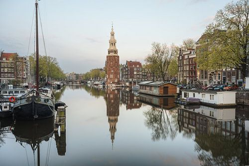 Montelbaanstoren, kanaal en oude huizen in Amsterdam, Nederland.