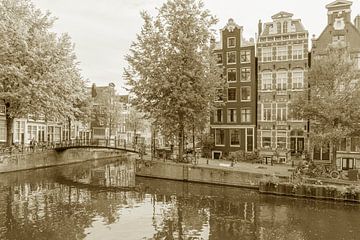 Amsterdam. Hoek Herengracht en Brouwersgracht. van Alie Ekkelenkamp