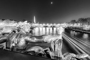 Pont Alexandre III in Parijs bij nacht - Monochroom van Werner Dieterich