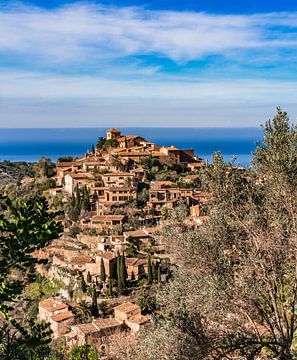 Spanien Mallorca, Blick auf das historische Dorf Deia mit schöner mediterraner Landschaft von Alex Winter